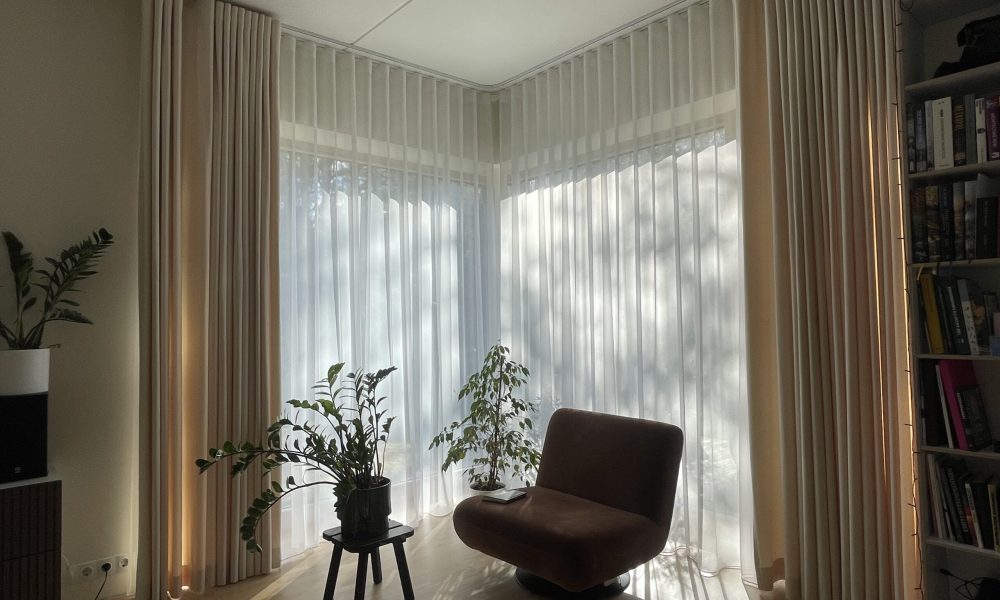 Kaasaegne kardinalahendus elutoas beežide sametkardinate ja tülliga